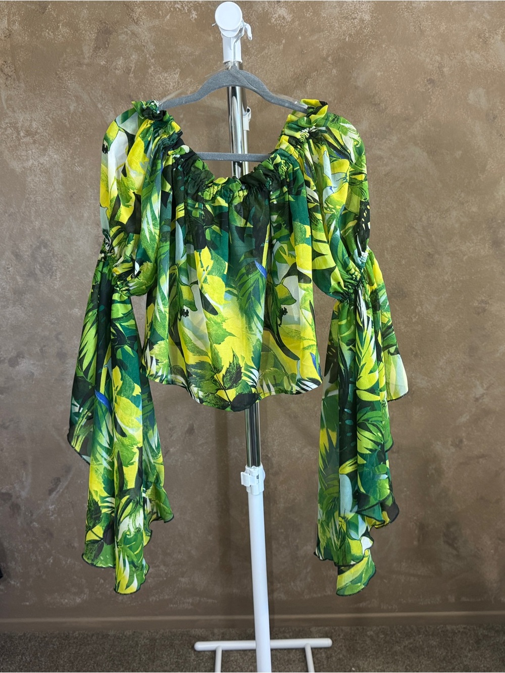 NWOT Women’s Green Tropical Off-Shoulder Blouse Exaggerated Sleeves